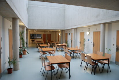 Blick auf den Besuchsbereich der Jugendstrafvollzugsanstalt Regis-Breitingen