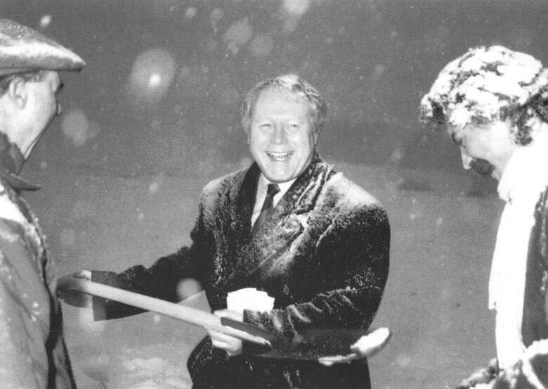 Prof. Dr. Georg Milbradt beim ersten Spatenstich am 22.11.1993 in Niederbobritzsch