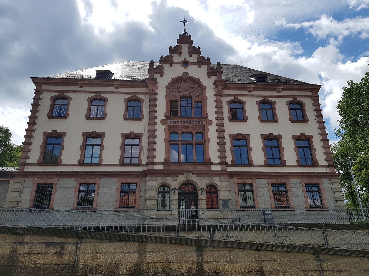 Vorderansicht des Amtsgerichts Aue-Bad Schlema 