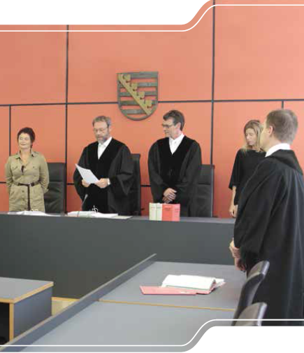 Sitzungssaal mit Gerichtsbesetzung bei einem Hauptverhandlungstermin (mit Schöffen)