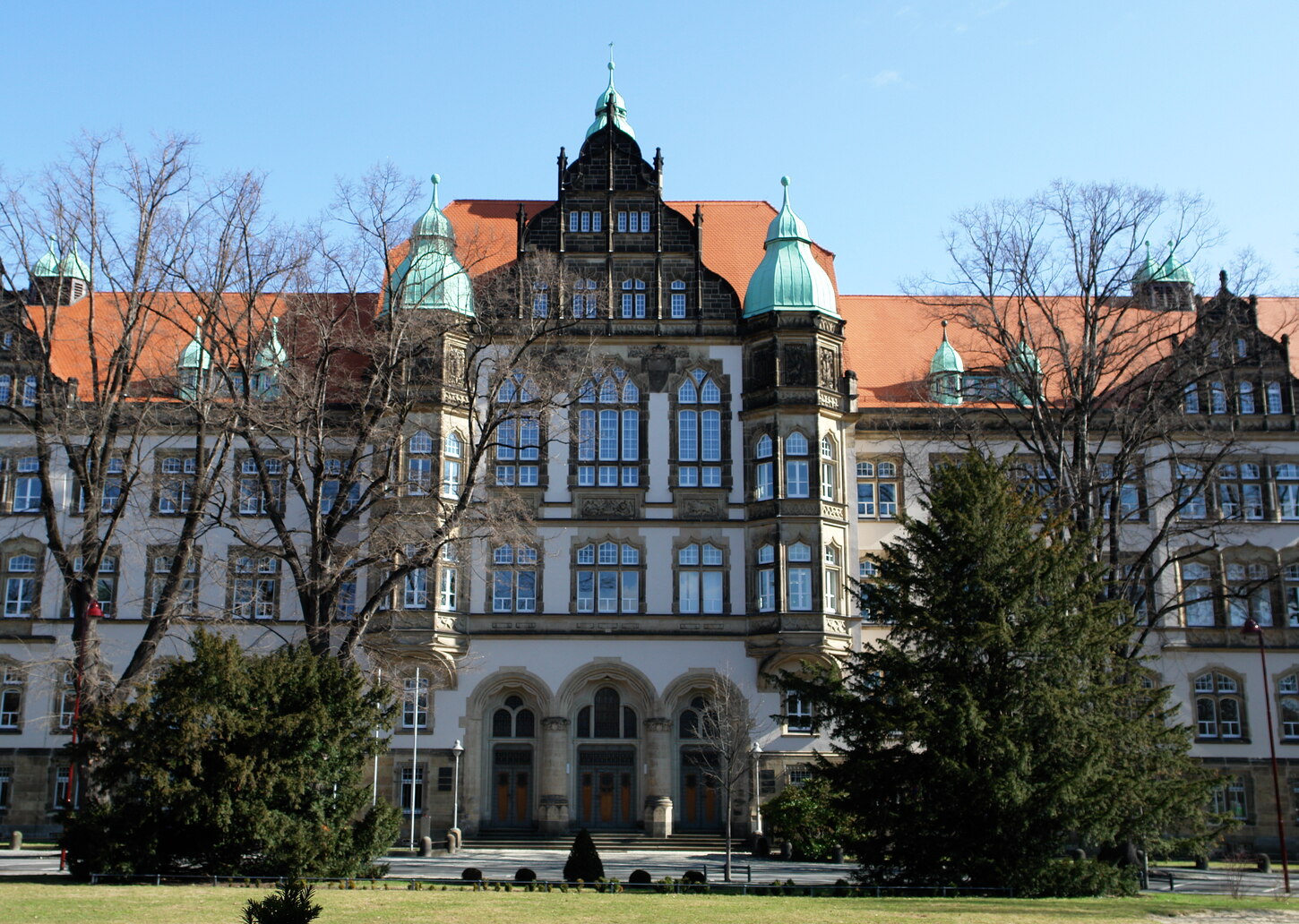 Das Gerichtsgebäude mit Vorderansicht.