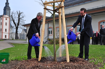 Symbolische Pflanzung einer neuen Anstaltslinde im Hof der JVA Waldheim durch Staatsminister Gemkow und Anstaltsleiter Kempf