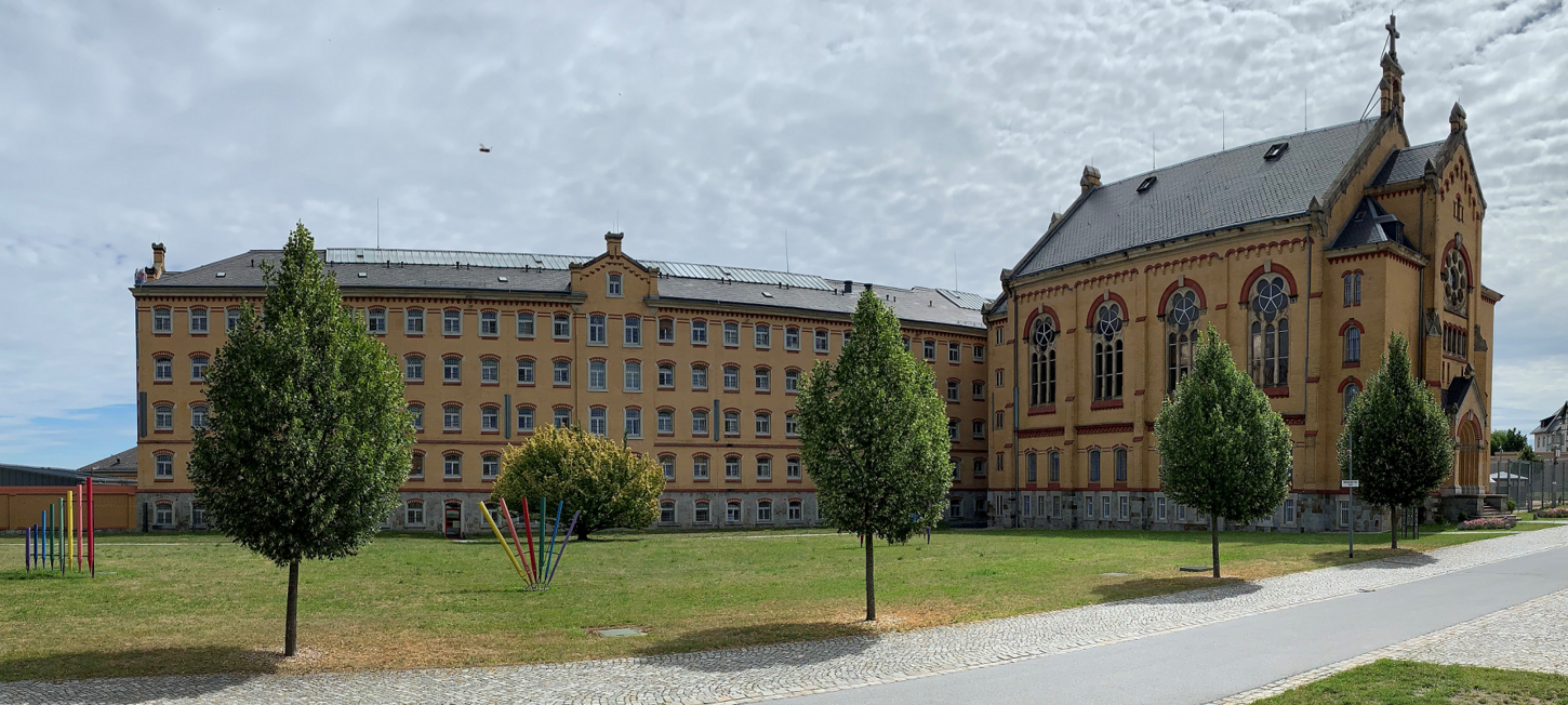 Ansicht der Kirche mit Westflügel Hafthaus I