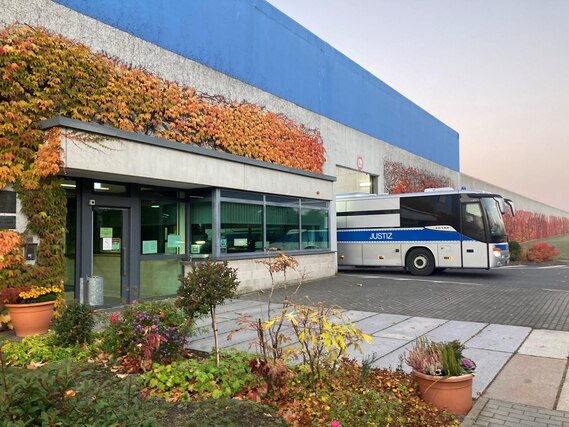 Torwache der Anstalt mit Gefangenentransportomnibus