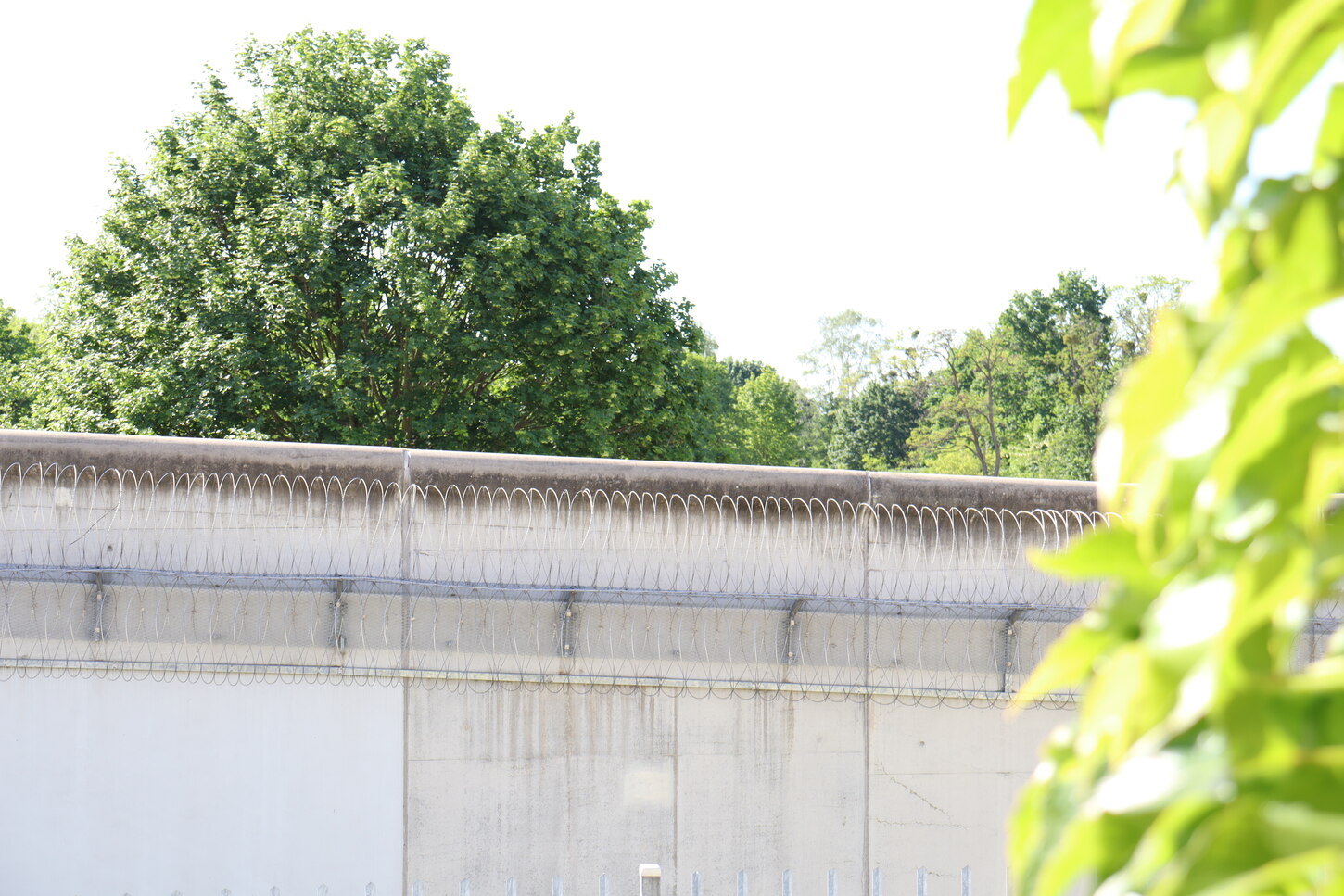 Anstaltsmauer der Justizvollzugsanstalt Dresden