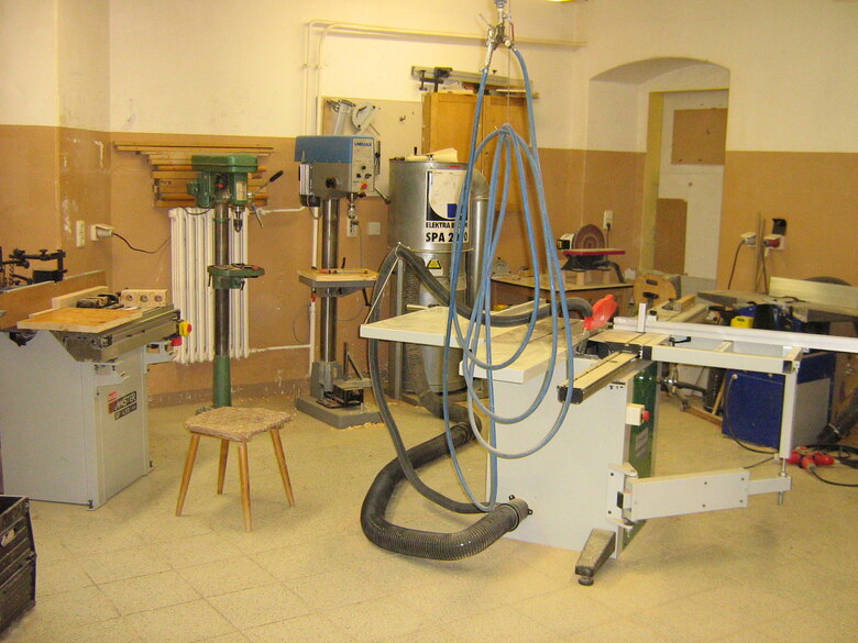 Arbeitsraum für Holzbearbeitung mit dafür benötigte Maschinen