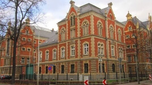 Verwaltungsgebäude der JVA Zwickau mit dahinterliegendem Zellentrackt