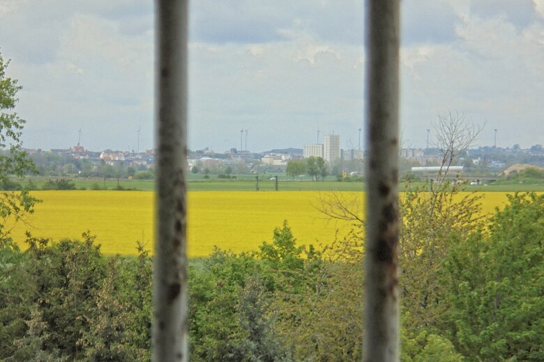 Blich nach Draußen, im Vordergrund Gitterstäbe, Hintergrund ist Riesa zu sehen