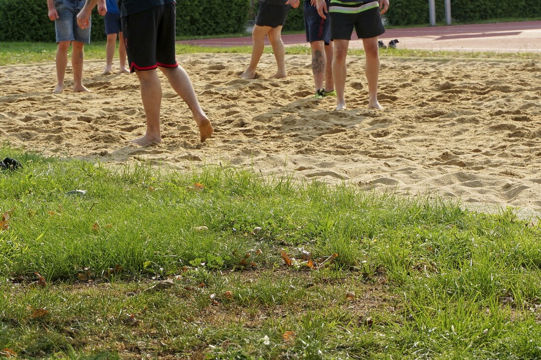 Bild zeigt Gefangene beim Beach-Volleyball