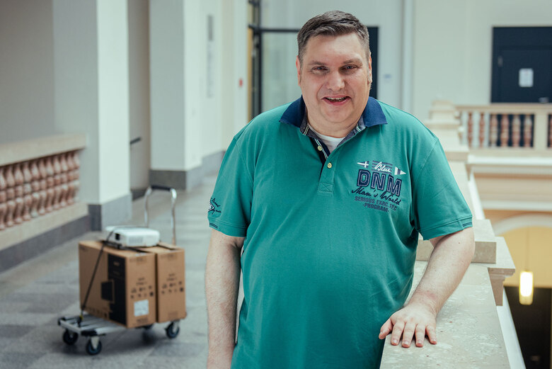 LIT Mitarbeiter mit Handwagen und Technik.