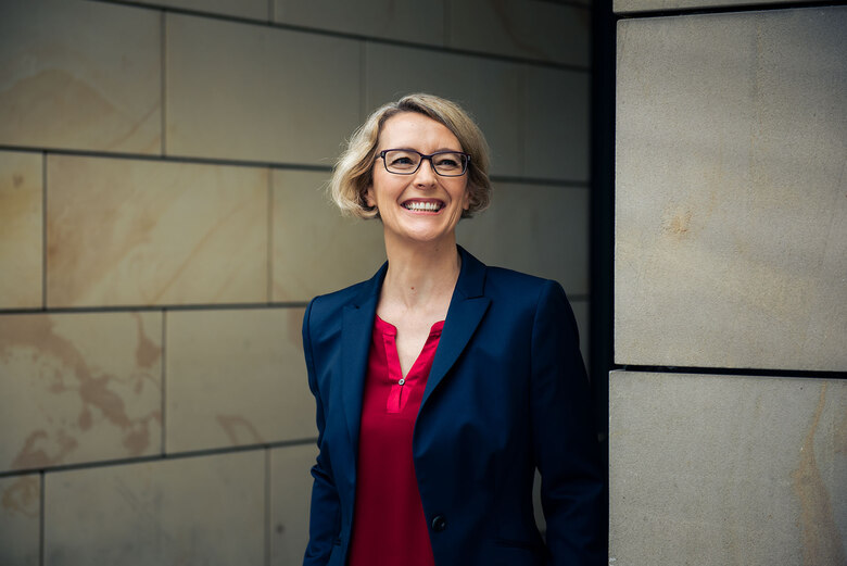 Frau Glausch, Leiterin