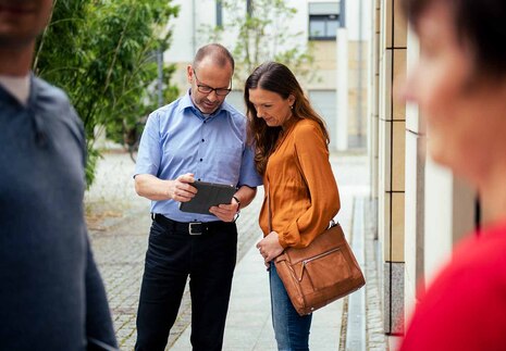 LIT Mitarbeiter mit Tablet