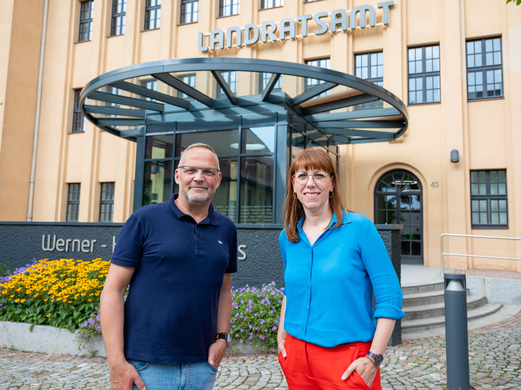 Landrat Dirk Neubauer und Staatsministerin Katja Meier vor dem Landratsamt in Freiberg