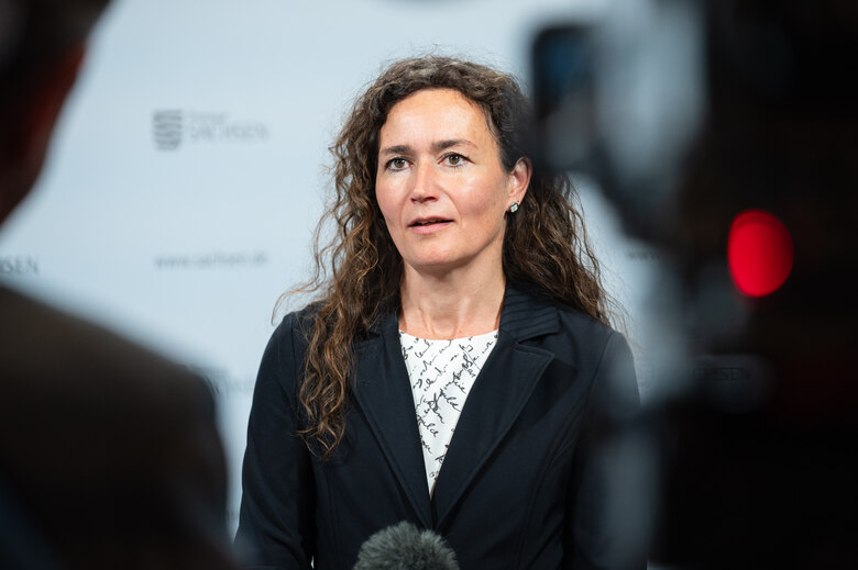 Justizministerin Prof. Constanze Geiert im Interview