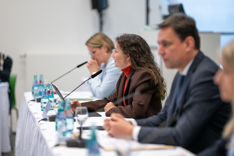 Sächsische Justizministerin Frau Prof. Constanze Geiert spricht auf der Pressekonferenz