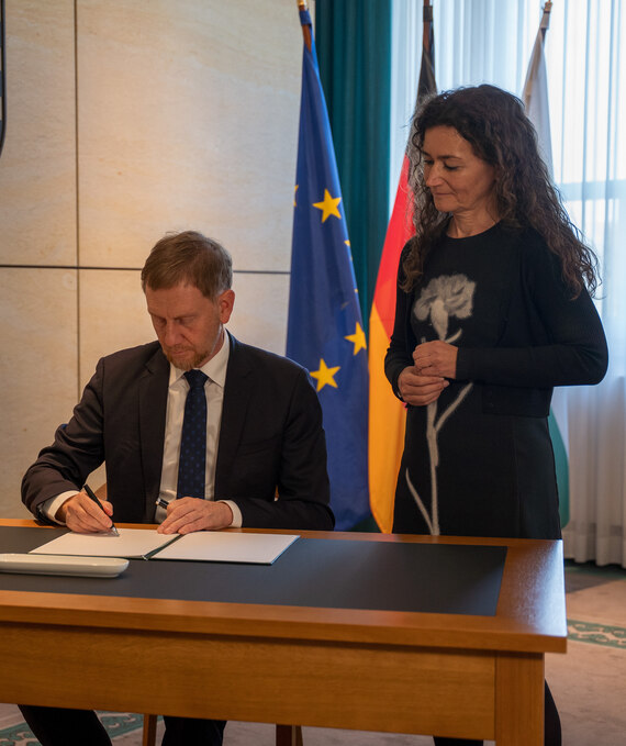 Ministerin Prof. Geiert in der Staatskanzlei zur Unterzeichnung des Staatsvertrages