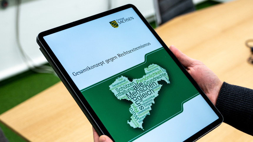 Deckblatt des Gesamtkonzeptes gegen Rechtsextremismus angezeigt auf einem Tablet