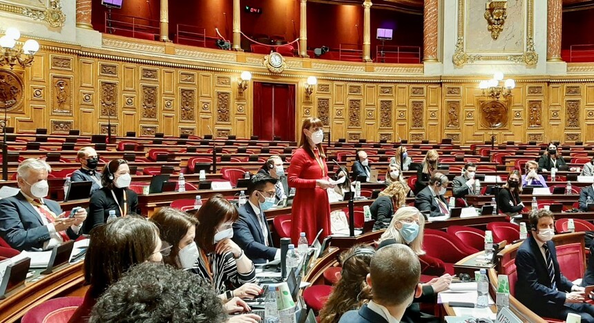 Europa- und Justizsministerin Katja Meier spricht im Palais du Luxembourg im Rahmen der Konferenz der Ausschüsse für Unionsangelegenheiten der Parlamente der Europäischen Union (COSAC)