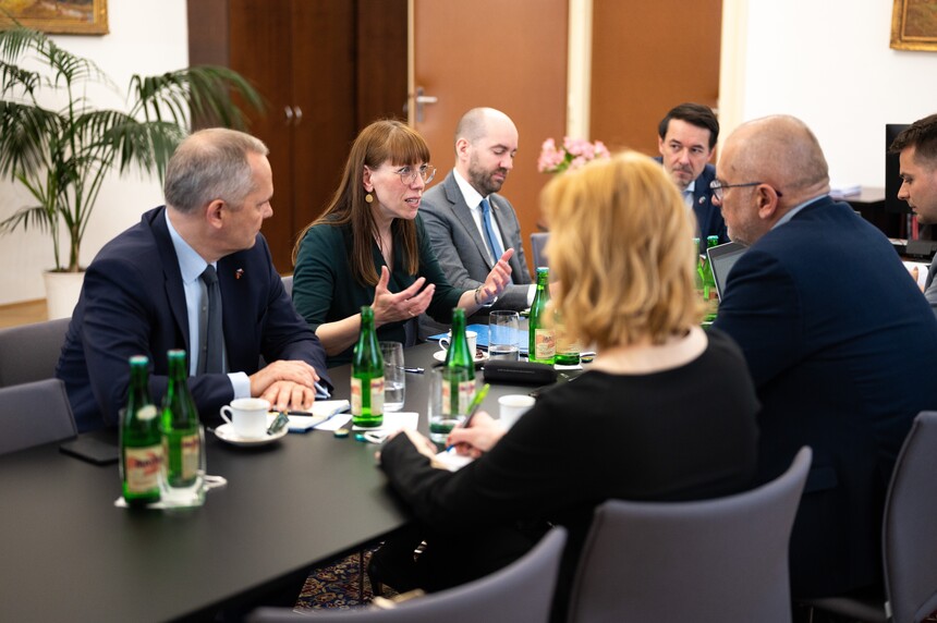 Justizministerin Katja Meier sitzt an einem Tisch und diskutiert mit ihrem tschechischen Amtskollegen Mikulas Bek