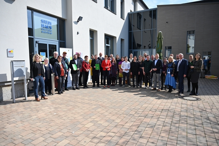 Gruppenfoto aller Teilnehmenden an der Übergabe der Fördermittelbescheide