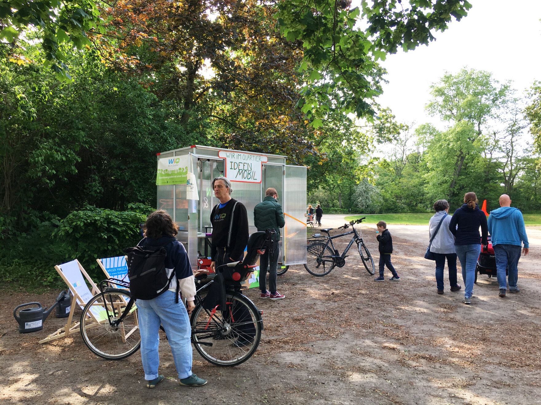 Menschen vor einem "Ideenmobil". Das Ideenmobil ist ein Fahrradanhänger.