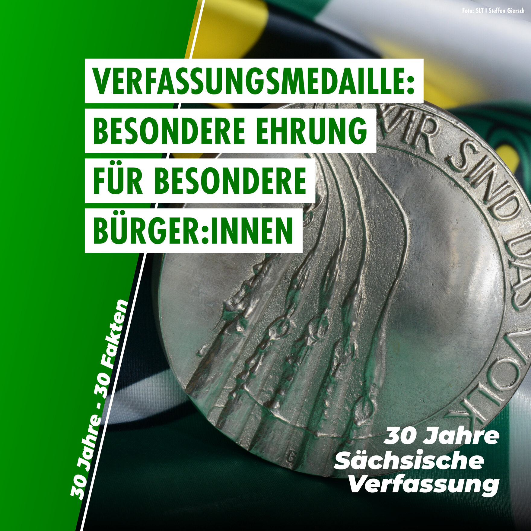 Rückseite einer runden, silbernen Medaille mit fünf brennenden Kerzen sowie dem Ausspruch „Wir sind das Volk“. Dazu Text "Verfassungsmedaille: Besondere Ehrung für besondere Bürger:innen"