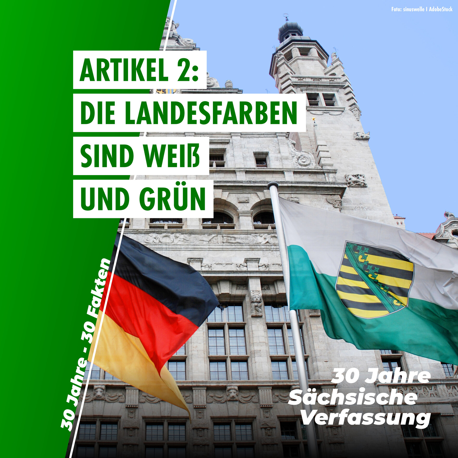 Sächsische und deutsche Flagge wehen vor dem burgähnlichen Gebäude des Leipziger Rathauses. Auf dem Bild steht "Artikel 2: Die Landesfarben sind weiß und grün"