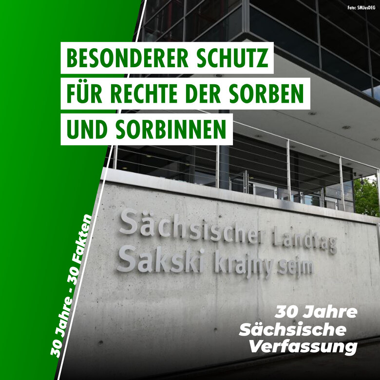 Eingang zum Sächsischen Landtag, auf der Mauer steht "Sächsischer Landtag" und drunter auf Sorbisch "Sakski krajny sejm"