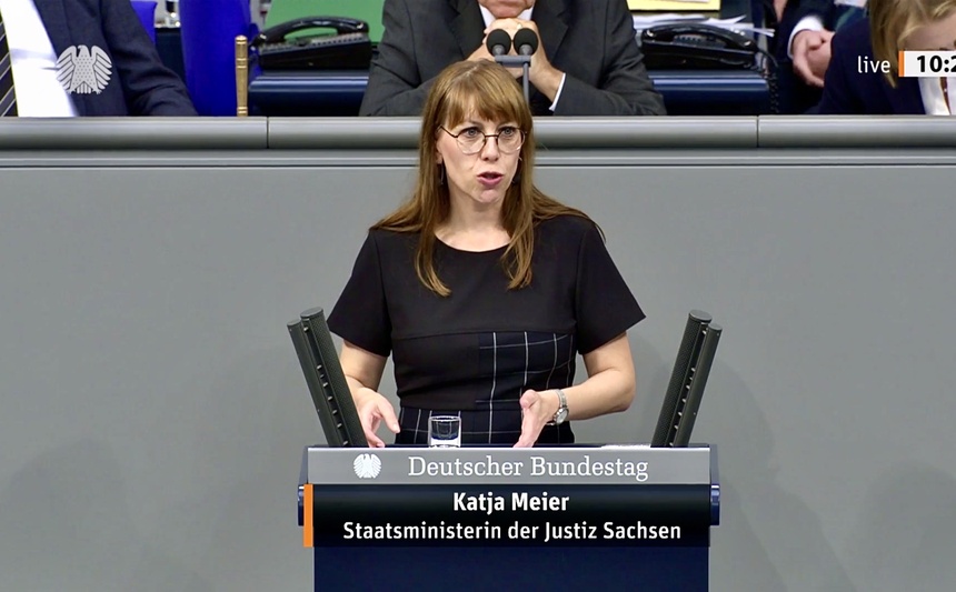 Katja Meier am Rednerpult des Bundestages