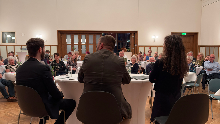 Ministerin Prof. Geiert an einem Tisch im Austausch mit Menschen