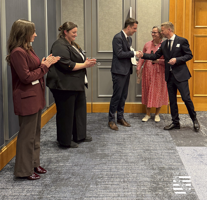 Amtschef Till Pietzcker gratuliert Rechtsanwaltskammer