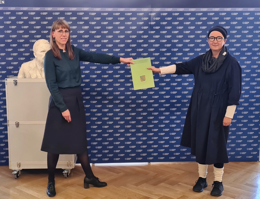 Katja Meier überreicht Anja Besand die Förderurkunde.