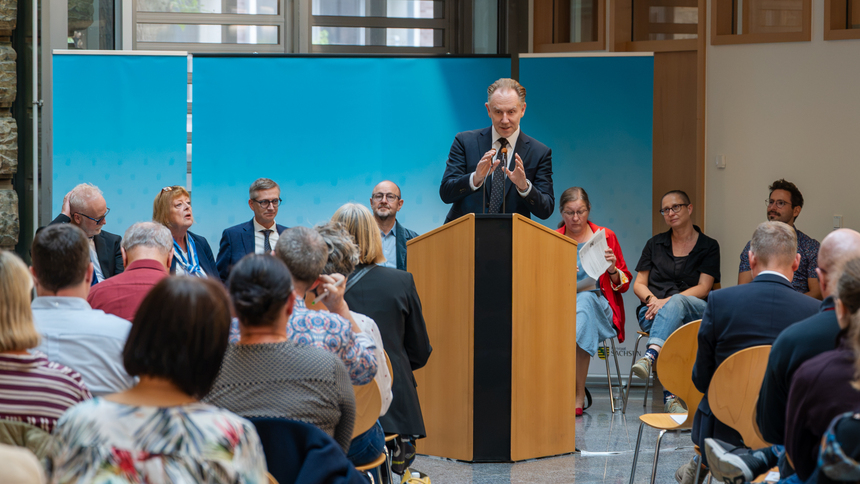 Der Innenhof des Sächsichen Staatsministeriums mit Zuschauern und Rednern der Verastaltung