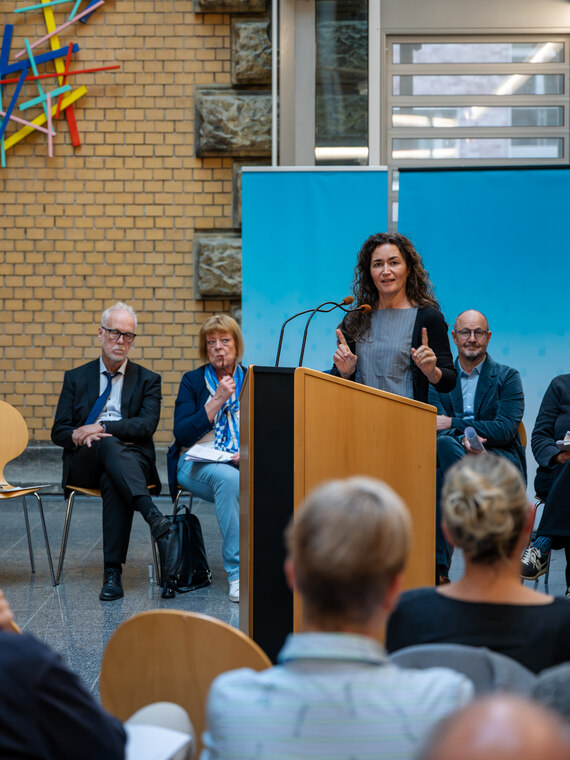 Ministerin Prof. Geiert spricht vor Menschen zu Betreuungsrecht