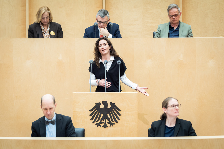 Staatsministerin Constanze Geiert hält im Bundesrat eine Rede