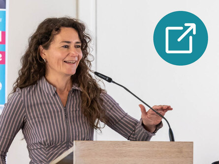 Justizministerin Prof. Constanze Geiert redet.