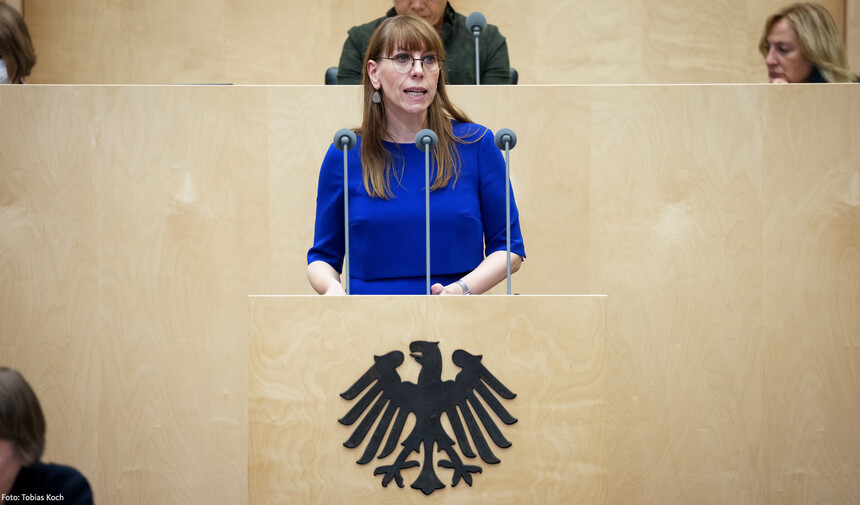 Katja Meier am Rednerpult des Bundesrates von vorn