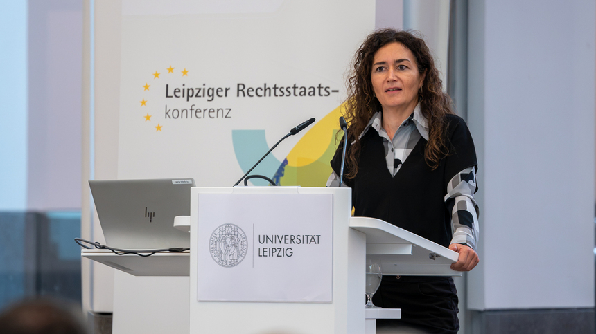 Ministerin Prof. Geiert spricht vor Menschen auf der Leipziger Rechtststaatskonferenz