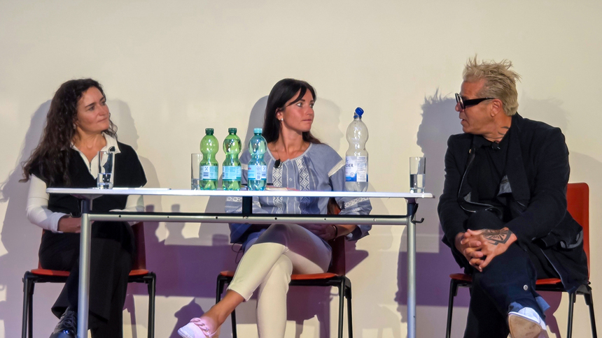 Ministerin Prof. Geiert auf der Bühne im Sauerbruch Gymnasium