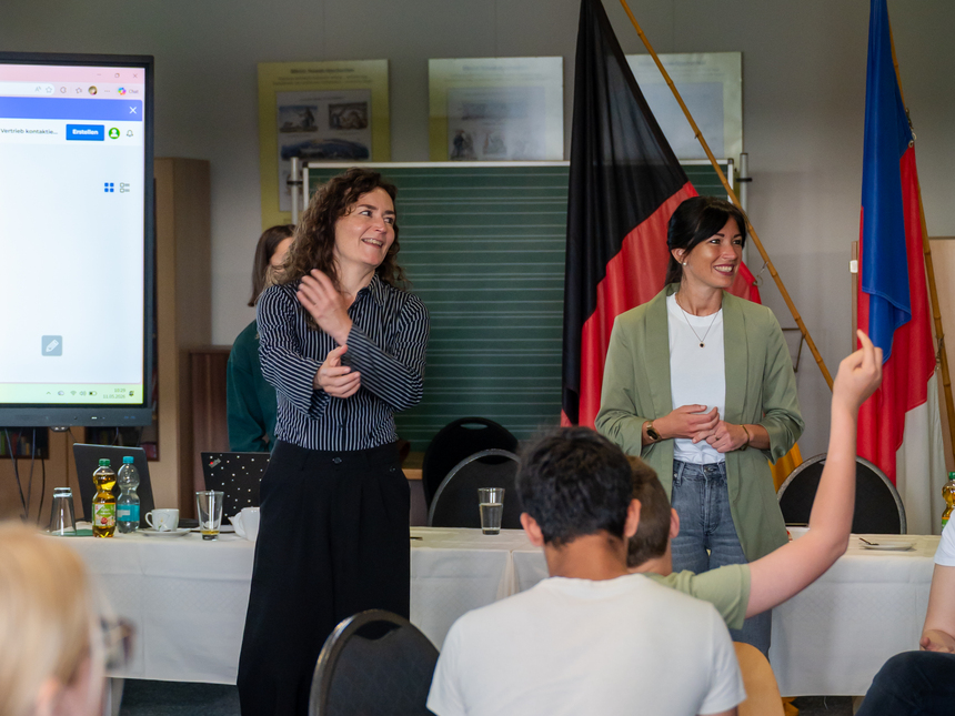Justizministerin Prof. Constanze Geiert redet vor einer Klasse.