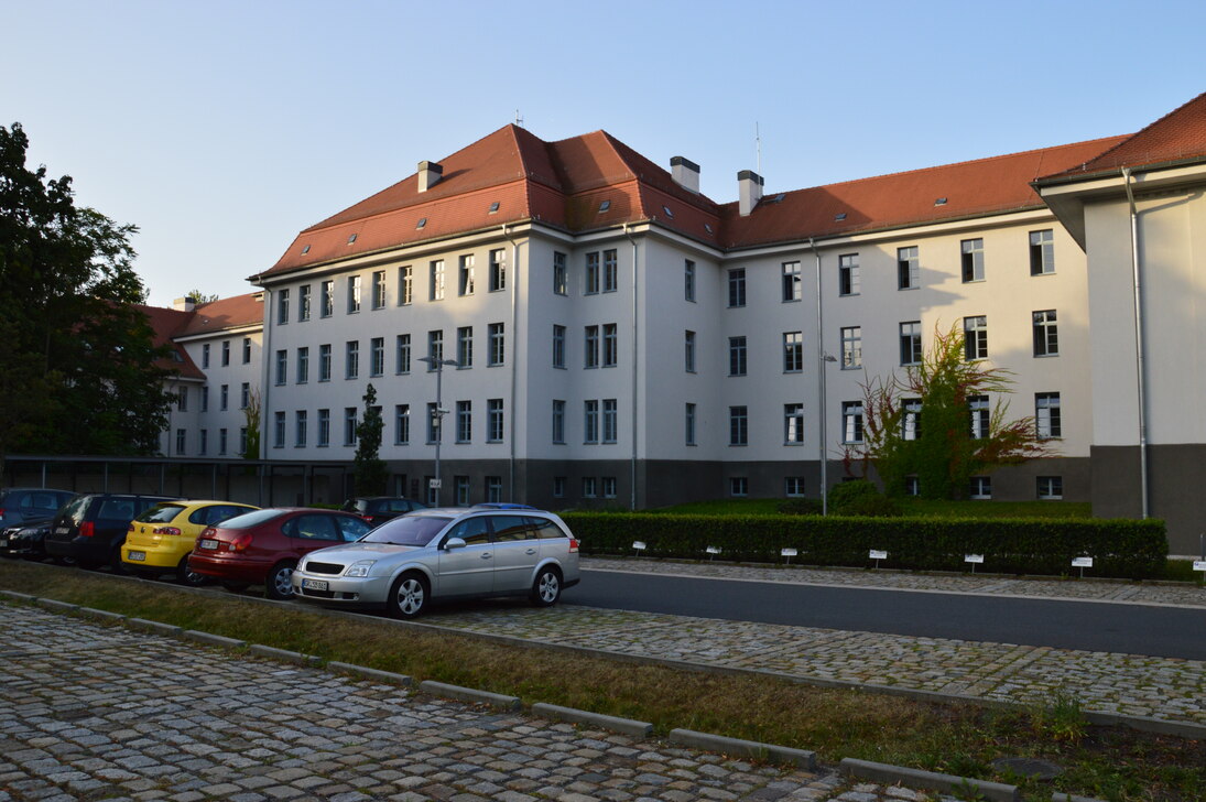 Fachgerichtszentrum Dresden mit Parkplatz