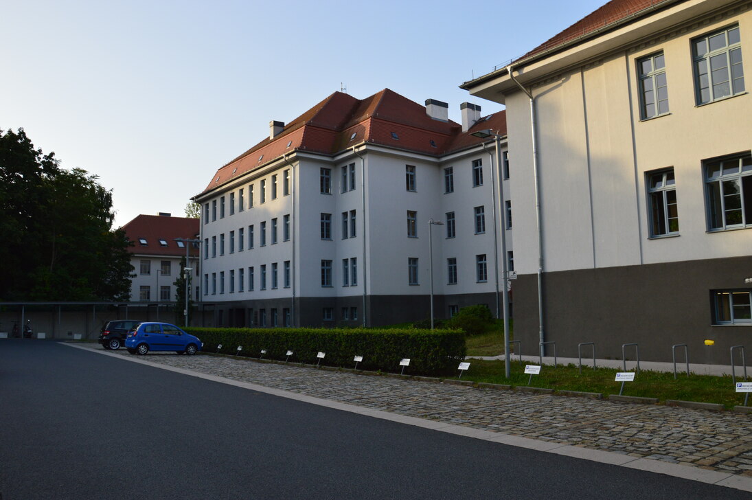 Fachgerichtszentrum Dresden mir Parkplatz