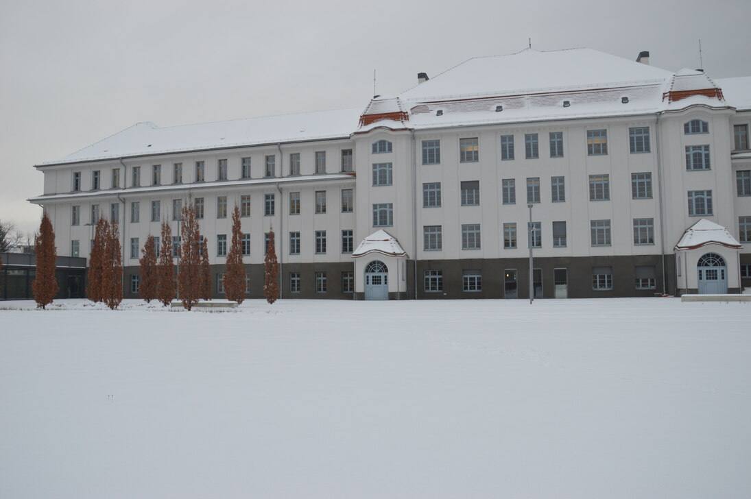 Fachgerichtszentrum Dresden vor der Erweiterung mit dem Interimsgeebäude